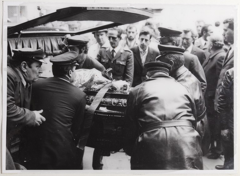 Gattatico-Reggio Emilia, 27-30 marzo 1970, Funerali di Alcide Cervi, uscita della bara di Alcide Cervi 
